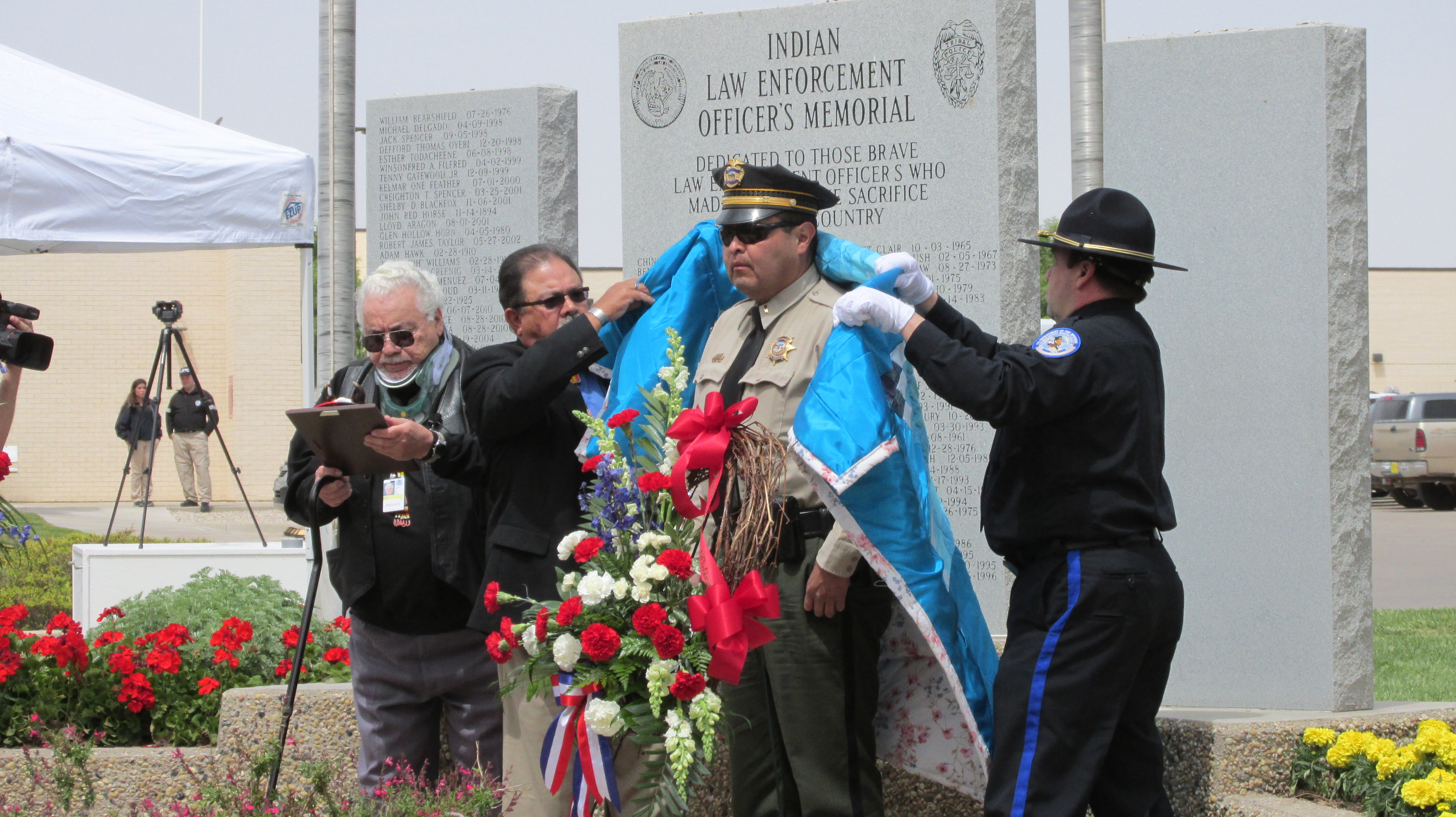 Undersheriff Karl Wiese of the Sandoval County Sheriff’s Office accepts the traditional quilt and plaque on behalf of Sergeant Robert W. Baron’s family.